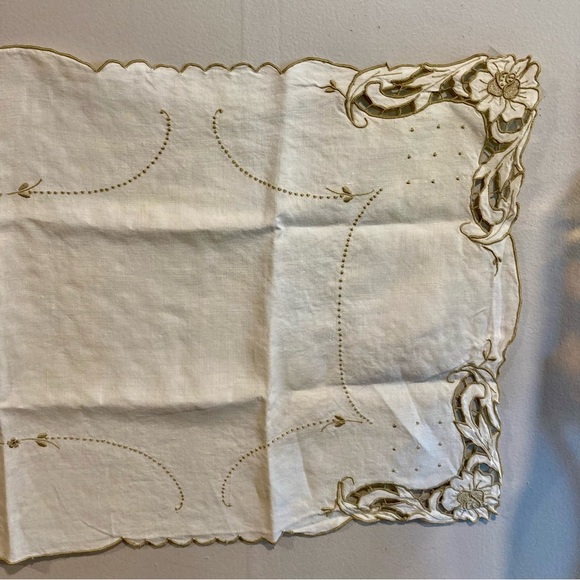 Vintage Off White & Tan Floral Design Table Runner 32.5” x 16.5” Scalloped Edge - Picture 13 of 13